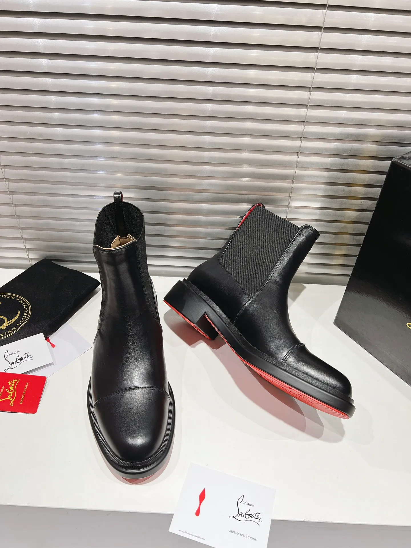 👟👟Ex-factory price 800👟👟 ╔Chelsea black nude boots╗ ·Top version customization·2024𝐬𝐬 Urbino Chelsea ankle boots are charming with smooth lines. The boots are made of black calfskin and feature a tonal rubber sole with the signature Maison Christian Louboutin Loubi red. This urban style features a heel tab and elastic side panels making it easy to put on 𝑪𝒉𝒓𝒊𝒔𝒕𝒊𝒂𝒏 𝑳𝒐𝒖𝒃𝒐𝒖𝒕𝒊𝒏 ▪️No matter the last shape, fabric, diamonds, nails, lining, outsole, they are all as close to ZP as possible... ▪️The original sole is specially provided by the original factory ▪️The lining is imported water-dyed cowhide ▪️Private customization time is about 3-7 days —————— Size: Men's 39M-47M